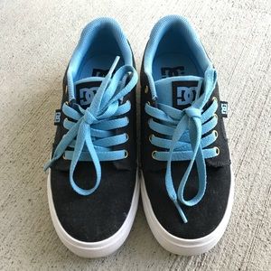 Black and blue DC shoes